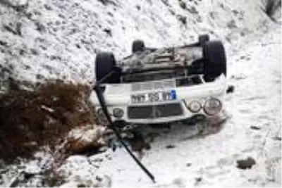 Gümüşhane'de otomobil takla attı: 4 yaralı Gümüşhane'de otomobil takla attı: 4 yaralı