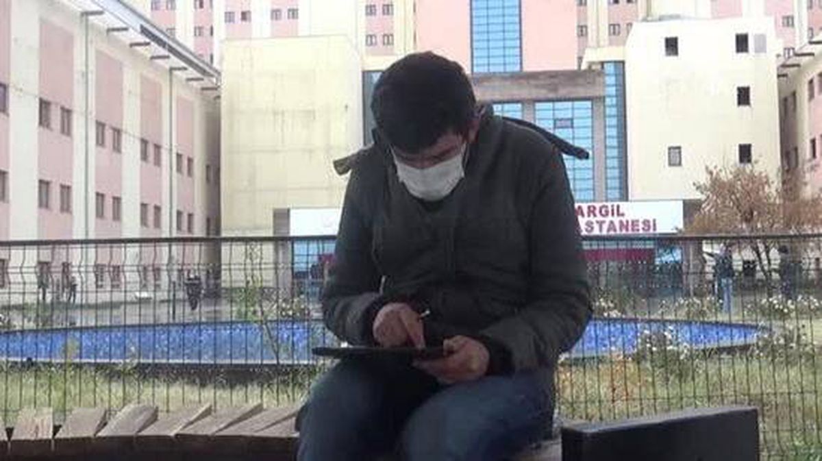Koronaya yakalanan babasına refakat eden öğretmen, hastane bahçesindeki banklarda uzaktan eğitimle ders veriyor