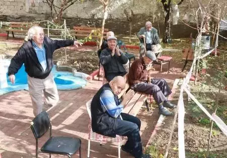 Huzurevi sakinlerine, bahçe duvarı arkasından moral konseri Huzurevi sakinlerine, bahçe duvarı arkasından moral konseri