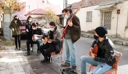 Huzurevi sakinlerine, bahçe duvarı arkasından moral konseri Huzurevi sakinlerine, bahçe duvarı arkasından moral konseri