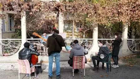 Huzurevi sakinlerine, bahçe duvarı arkasından moral konseri Huzurevi sakinlerine, bahçe duvarı arkasından moral konseri