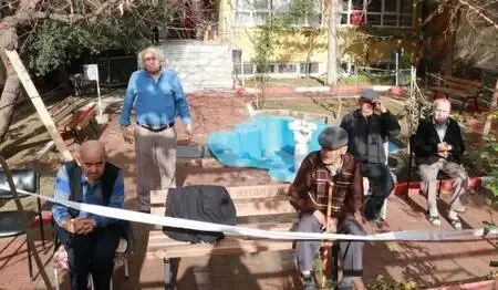 Huzurevi sakinlerine, bahçe duvarı arkasından moral konseri Huzurevi sakinlerine, bahçe duvarı arkasından moral konseri