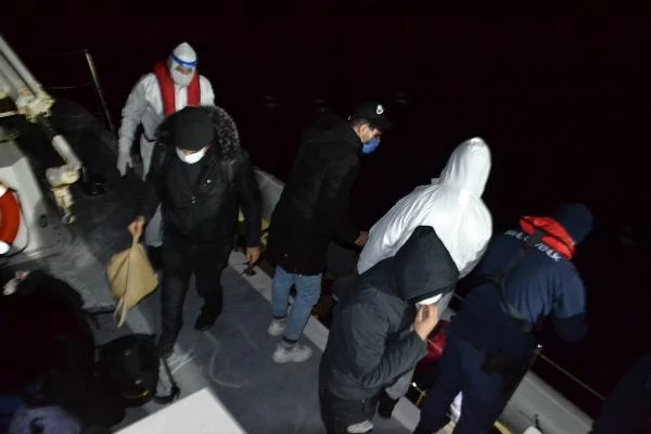 İzmir'de 79 kaçak göçmen kurtarıldı