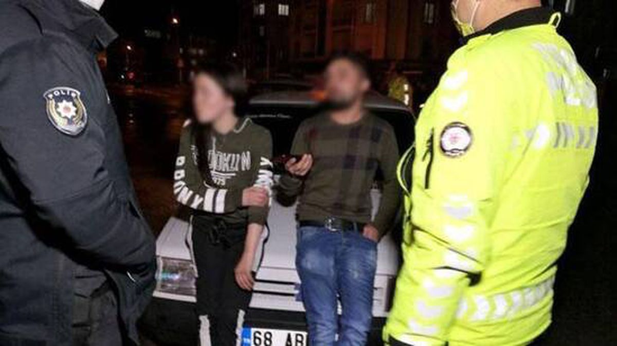 Koronavirüs kısıtlamasına uymayan alkollü sürücü ve kız arkadaşı basına saldırdı, polisi tehdit etti