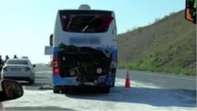 Kuzey Marmara Otoyolunda feci kaza: Tır ile otobüs çarpıştı, 3 kişi yaralandı Kuzey Marmara Otoyolunda feci kaza: Tır ile otobüs çarpıştı, 3 kişi yaralandı
