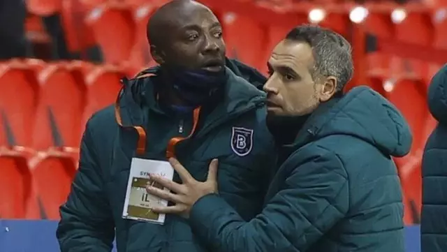 Başakşehir ile PSG maçında 4. hakemin 'ırkçı ifadeler kullandığı' gerekçesiyle takımlar sahadan ayrıldı Başakşehir ile PSG maçında 4. hakemin 'ırkçı ifadeler kullandığı' gerekçesiyle takımlar sahadan ayrıldı