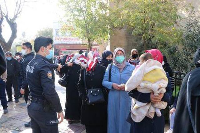 Bakan Koca'nın vaka sayısındaki hızlı artışa dikkat çektiği Şanlıurfa'da PTT önünde uzun kuyruklar oluştu