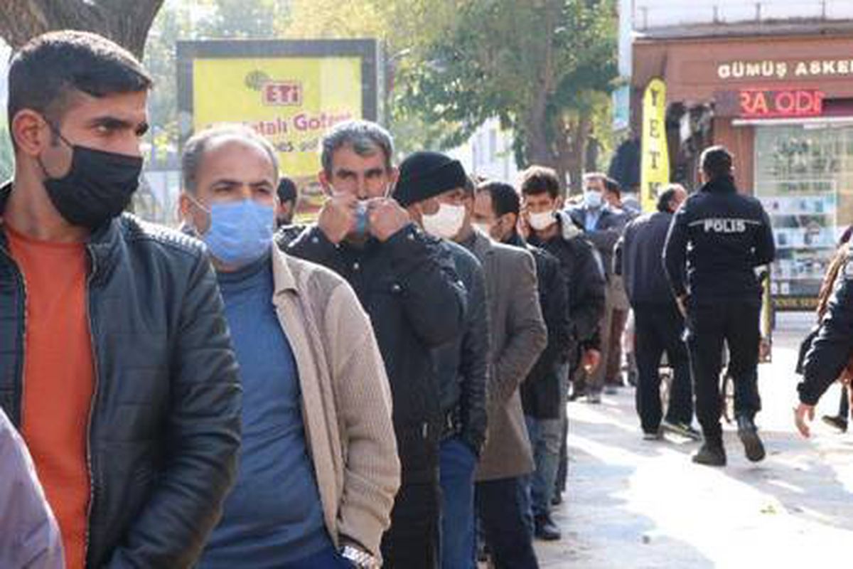 Bakan Koca'nın vaka sayısındaki hızlı artışa dikkat çektiği Şanlıurfa'da PTT önünde uzun kuyruklar oluştu