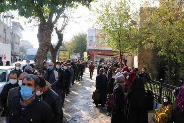 Bakan Koca'nın vaka sayısındaki hızlı artışa dikkat çektiği Şanlıurfa'da PTT önünde uzun kuyruklar oluştu