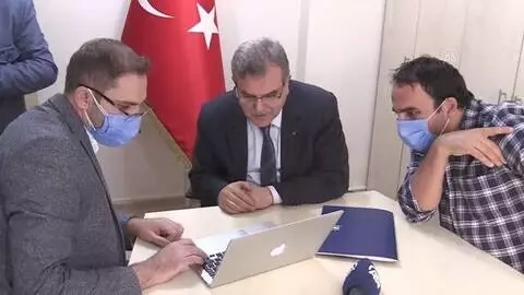 ŞANLIURFA - Şanlıurfa Belediye Başkanı Beyazgül AA'nın 'Yılın Fotoğrafları' oylamasına katıldı ŞANLIURFA - Şanlıurfa Belediye Başkanı Beyazgül AA'nın 'Yılın Fotoğrafları' oylamasına katıldı