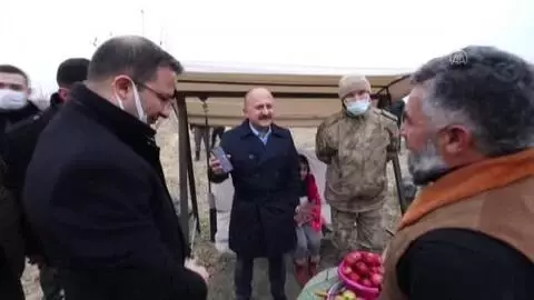Soylu, Ağrı Dağı eteğinde yaşayan köydeki vatandaşlarla telefonda sohbet etti Soylu, Ağrı Dağı eteğinde yaşayan köydeki vatandaşlarla telefonda sohbet etti