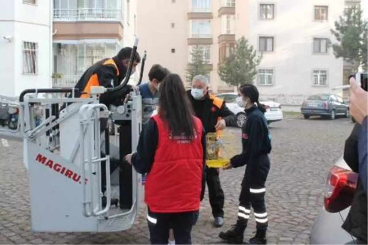 Yangından kurtarılırken muhabbet kuşunu unutmadı