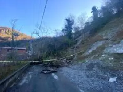 Artvin'in Hopa ilçesindeki heyelan korkuttu Artvin'in Hopa ilçesindeki heyelan korkuttu
