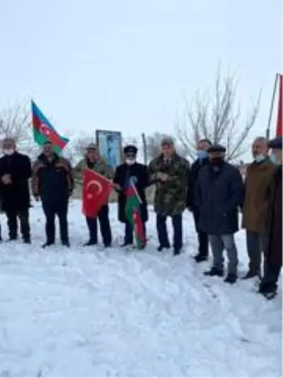 Azerbaycan'dan getirilen toprak Soltan Bey Paşabayoğlu'nun mezarına döküldü Azerbaycan'dan getirilen toprak Soltan Bey Paşabayoğlu'nun mezarına döküldü