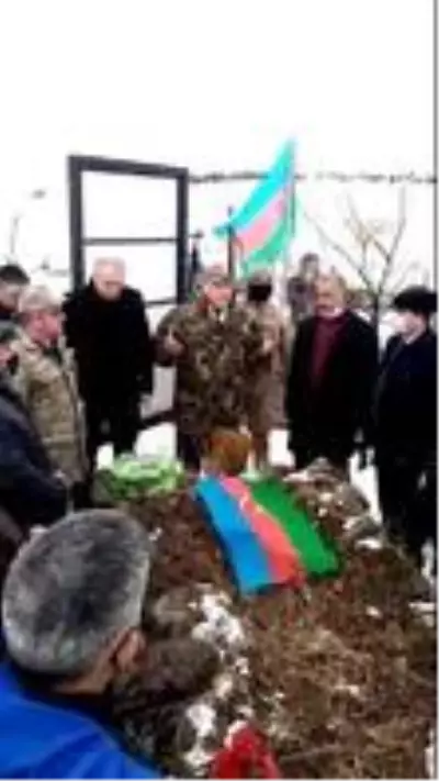 Azerbaycan'dan getirilen toprak Soltan Bey Paşabayoğlu'nun mezarına döküldü Azerbaycan'dan getirilen toprak Soltan Bey Paşabayoğlu'nun mezarına döküldü