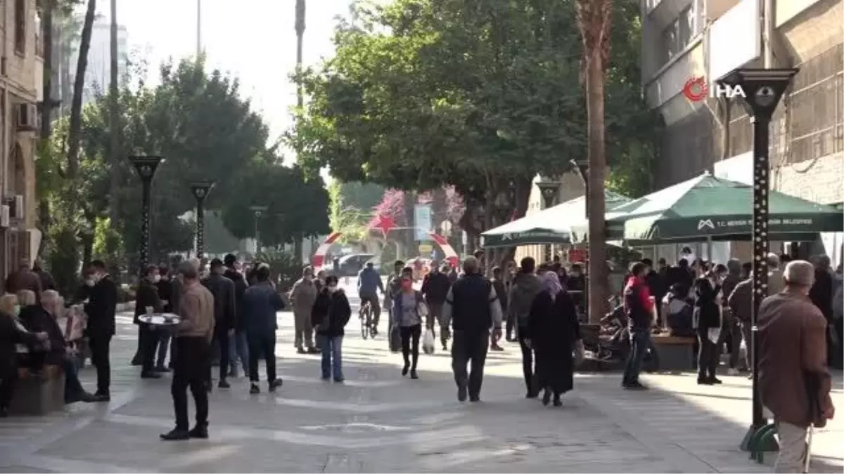 Bakan Koca'nın sürekli uyardığı Mersin'de caddeler tıklım tıklım