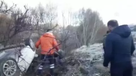 Buzlanma nedeniyle 2 otomobil devrildi