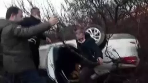 Buzlanma nedeniyle 2 otomobil devrildi