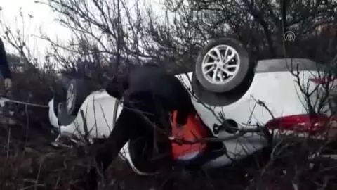 Buzlanma nedeniyle 2 otomobil devrildi