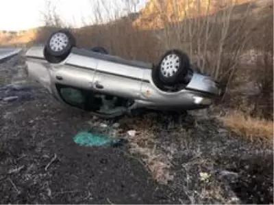 Buzlanma nedeniyle 2 otomobil devrildi