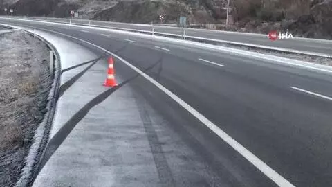 Buzlanma nedeniyle 2 otomobil devrildi
