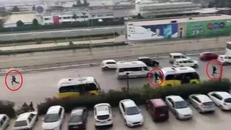 Cezaevine götürülürken kaçan 2 şüpheli ile polis arasındaki kovalamaca kamerada Cezaevine götürülürken kaçan 2 şüpheli ile polis arasındaki kovalamaca kamerada