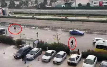 Cezaevine götürülürken kaçan 2 şüpheli ile polis arasındaki kovalamaca kamerada Cezaevine götürülürken kaçan 2 şüpheli ile polis arasındaki kovalamaca kamerada