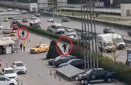 Cezaevine götürülürken kaçan 2 şüpheli ile polis arasındaki kovalamaca kamerada Cezaevine götürülürken kaçan 2 şüpheli ile polis arasındaki kovalamaca kamerada