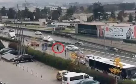 Cezaevine götürülürken kaçan 2 şüpheli ile polis arasındaki kovalamaca kamerada Cezaevine götürülürken kaçan 2 şüpheli ile polis arasındaki kovalamaca kamerada
