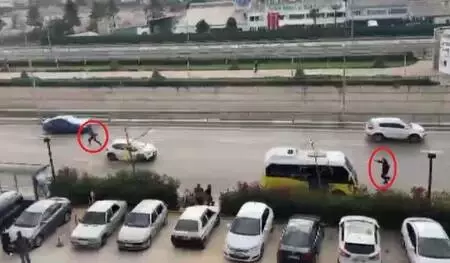 Cezaevine götürülürken kaçan 2 şüpheli ile polis arasındaki kovalamaca kamerada Cezaevine götürülürken kaçan 2 şüpheli ile polis arasındaki kovalamaca kamerada