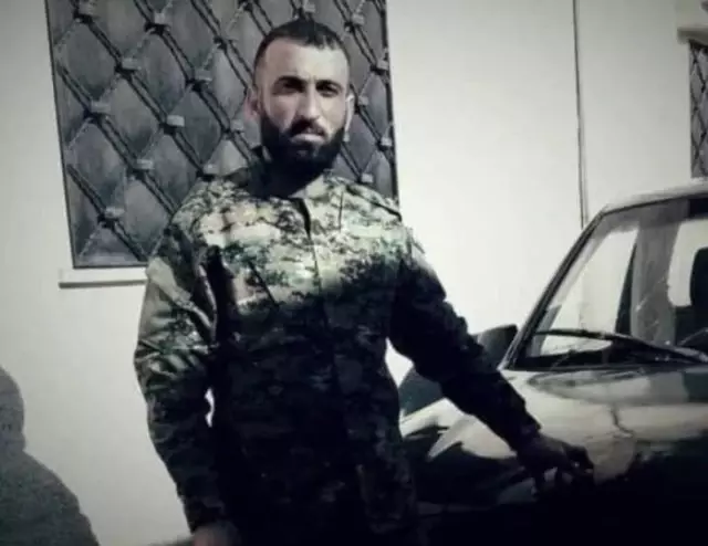 Dağlık Karabağ'da ateş hattına sürüldüklerini anlatan Suriyeliler BBC'ye konuştu: 'Kendimizi bir anda cvephede bulduk' Dağlık Karabağ'da ateş hattına sürüldüklerini anlatan Suriyeliler BBC'ye konuştu: 'Kendimizi bir anda cvephede bulduk'