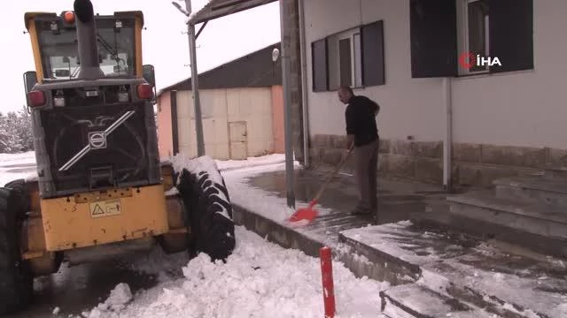 Doğu Anadolu'da karla mücadele çalışmaları sürüyor