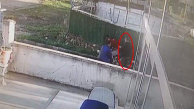 Duvar dibinde sıkıştırılıp darbedilen kadını, akıllara Kadir Şeker'i getiren vatandaş kurtardı
