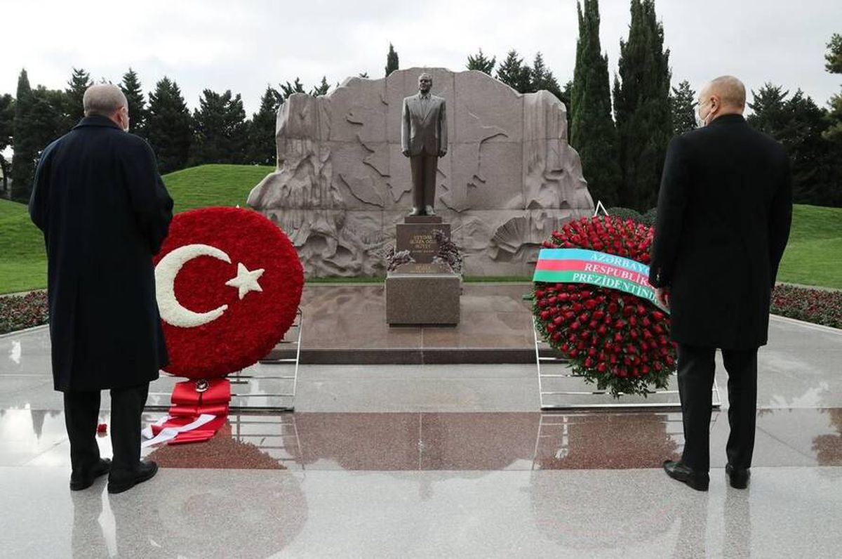 Erdoğan ve Aliyev, vasiyetini yerine getirdikleri Haydar Aliyev'in kabrini ziyaret etti