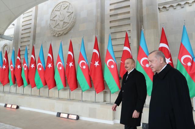 Erdoğan ve Aliyev, vasiyetini yerine getirdikleri Haydar Aliyev'in kabrini ziyaret etti