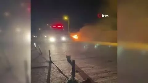 Hatay'da park halindeki minibüs alev alev yandı Hatay'da park halindeki minibüs alev alev yandı