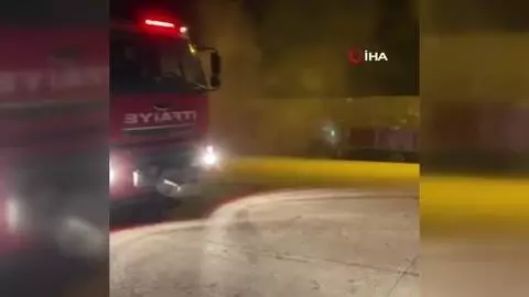 Hatay'da park halindeki minibüs alev alev yandı Hatay'da park halindeki minibüs alev alev yandı