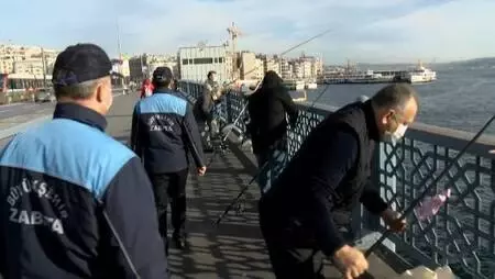 (Havadan fotoğraflarla) Galata Köprüsü'nde olta balıkçılarına '3 metre kuralı' denetimi (Havadan fotoğraflarla) Galata Köprüsü'nde olta balıkçılarına '3 metre kuralı' denetimi