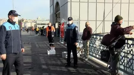 (Havadan fotoğraflarla) Galata Köprüsü'nde olta balıkçılarına '3 metre kuralı' denetimi (Havadan fotoğraflarla) Galata Köprüsü'nde olta balıkçılarına '3 metre kuralı' denetimi