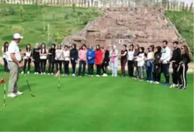 HKÜ'nün golf eğitmenine gümüş madalya