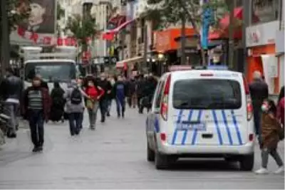 İzmir'de tedbirler arttı, yoğunluk azalmaya başladı İzmir'de tedbirler arttı, yoğunluk azalmaya başladı
