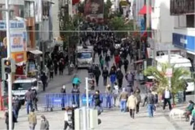 İzmir'de tedbirler arttı, yoğunluk azalmaya başladı İzmir'de tedbirler arttı, yoğunluk azalmaya başladı