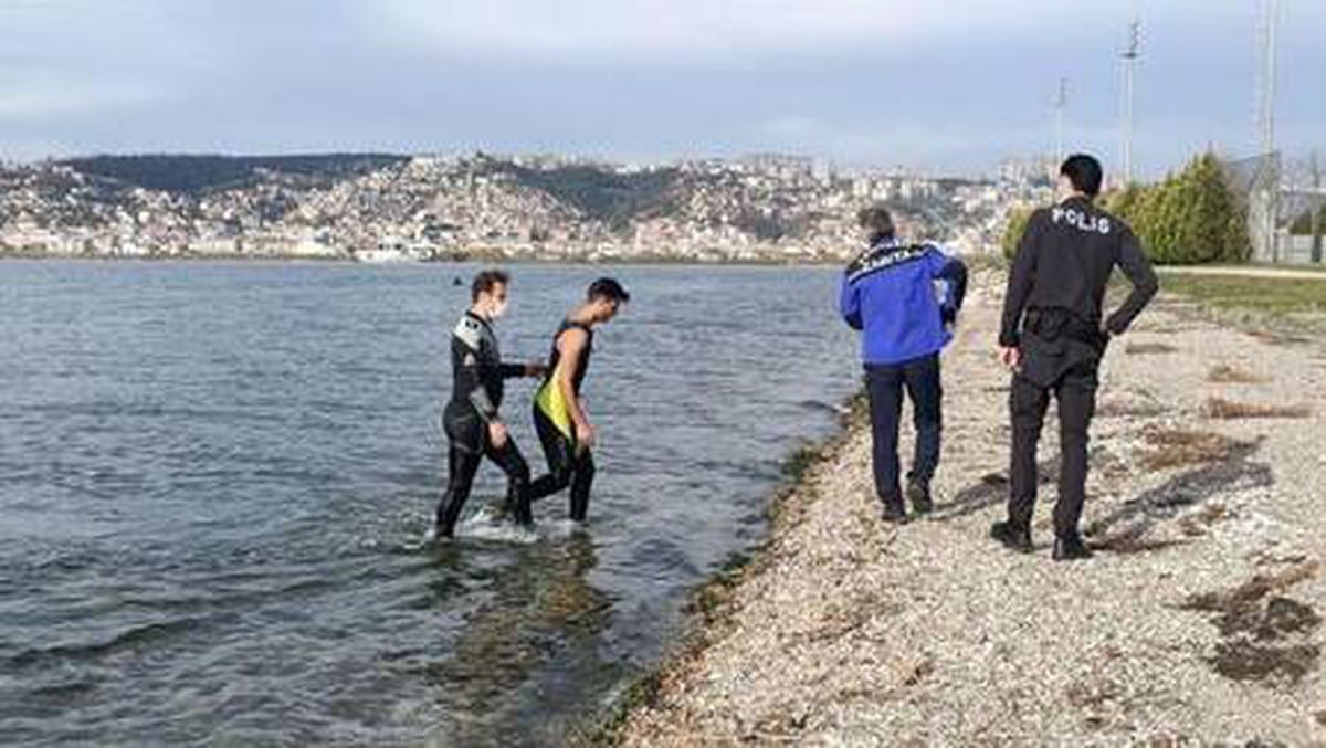 Kaçak midye avcılarını dalgıç polisler, denizdeki 3 kilometrelik kovalamacanın ardından yakaladı