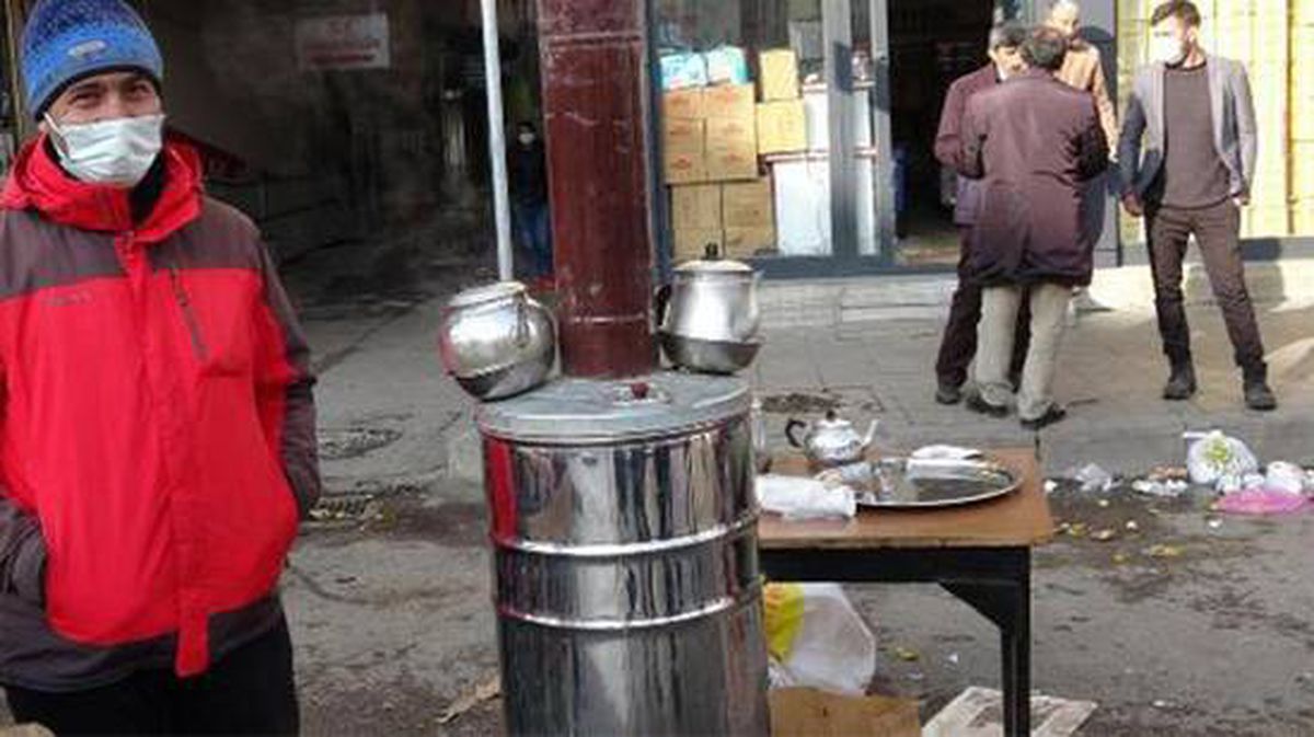 Kahveler korona kapsamında kapatılınca, esnaf semaverleri sokağa kurdu