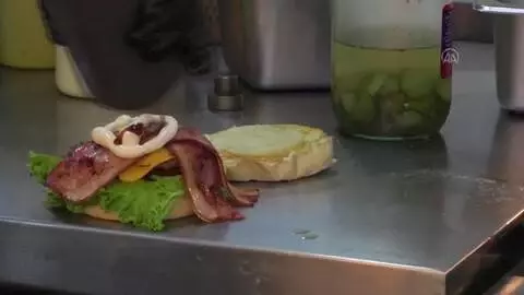 Kolombiya'daki restoran hamburgeri gerçek altınla yapıyor Kolombiya'daki restoran hamburgeri gerçek altınla yapıyor