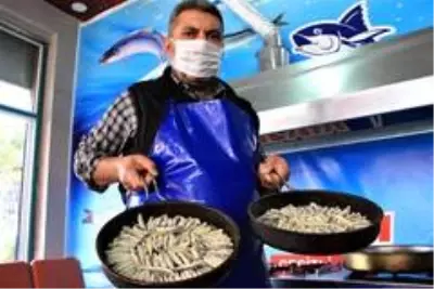 Pandemi ile birlikte talepler değişti, balıklar pişirilerek evlere servis edilmeye başlandı Pandemi ile birlikte talepler değişti, balıklar pişirilerek evlere servis edilmeye başlandı