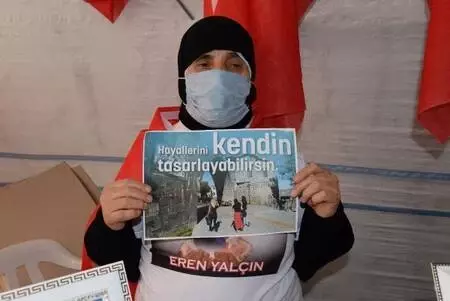 Son dakika haberi | PKK'lıların teslim olmaları için dağlara 10 bin kartpostal atılmasına evlat nöbetindeki ailelerden destek Son dakika haberi | PKK'lıların teslim olmaları için dağlara 10 bin kartpostal atılmasına evlat nöbetindeki ailelerden destek