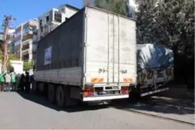 Şanlıurfa'dan Suriye'ye 2 tır yardım malzemesi gönderildi Şanlıurfa'dan Suriye'ye 2 tır yardım malzemesi gönderildi