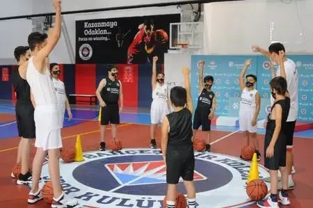 Savaşın çocuklarının yüzü basketbol ile güldü Savaşın çocuklarının yüzü basketbol ile güldü