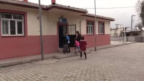 Silopi'de köy okuluna kitap desteği Silopi'de köy okuluna kitap desteği